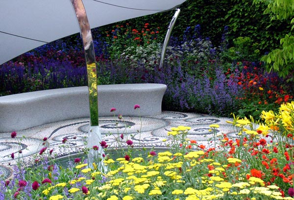 The metal pole supporting the canopy reflected the flowers, successfully blending in with the garden. The metal pole supporting the canopy reflected the flowers, successfully blending in with the garden.