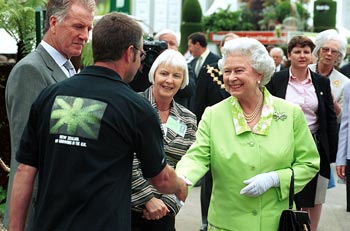 Her Majesty the Queen in stylish green talking to the designers of Ora - The Garden of Wellbeing. Photo courtesy of the RHS. Her Majesty the Queen in stylish green talking to the designers of Ora - The Garden of Wellbeing. Photo courtesy of the RHS.